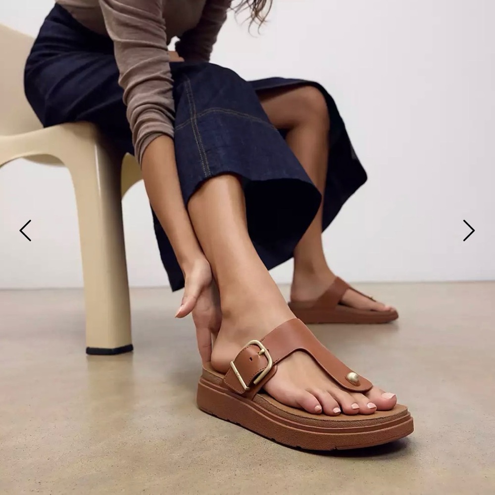 FitFlop GEN-FF Buckle Leather Toe-Post Sandals - Picture 6 of 7